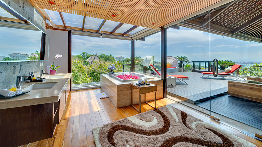 Villa Aiko - Lovely master bathroom overlooking the Jimbaran Bay
